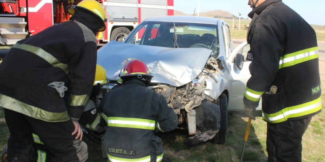 Choque en el acceso a Tornquist desde Ruta 76 (fotos y video de CELTTV Noticias)