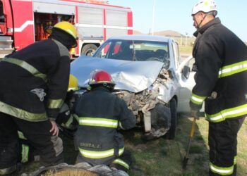 Choque en el acceso a Tornquist desde Ruta 76 (fotos y video de CELTTV Noticias)