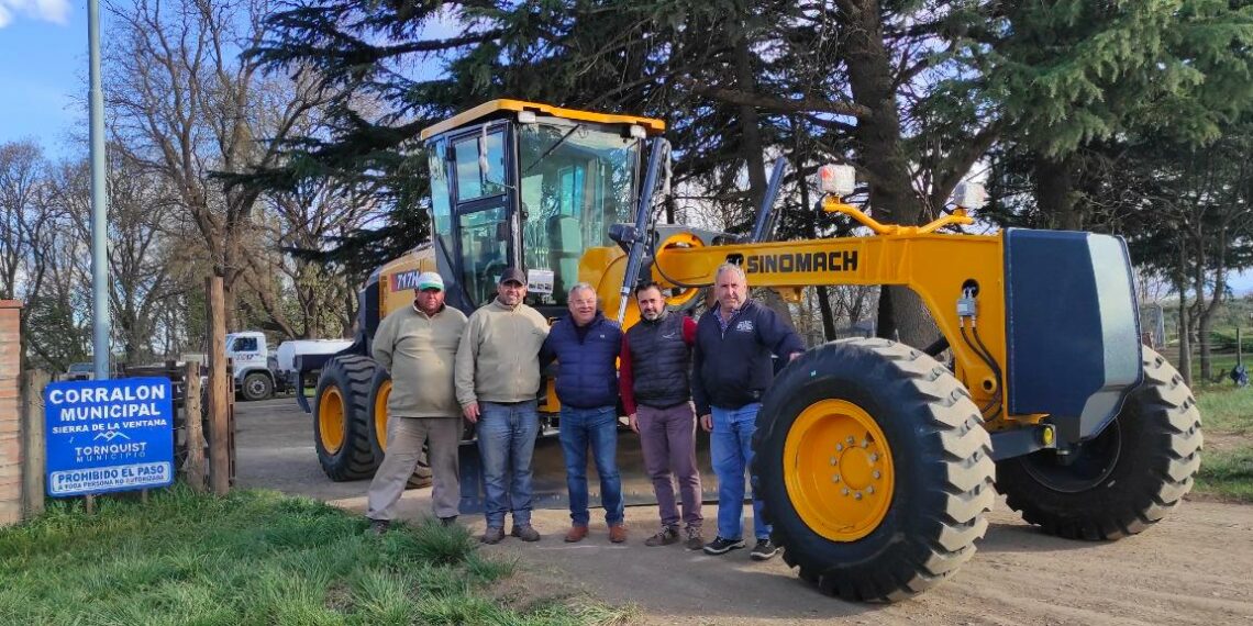Sergio Bordoni entregó una retroexcavadora para Sierra de la Ventana