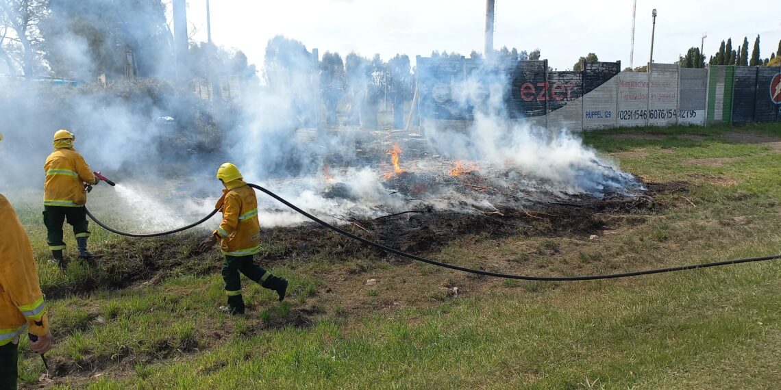Incendio de ramas en el acceso a Tornquist a pocos metros del Campo Deportivo del Club Unión (FOTOS Y VIDEO)