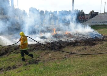 Incendio de ramas en el acceso a Tornquist a pocos metros del Campo Deportivo del Club Unión (FOTOS Y VIDEO)