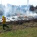 Incendio de ramas en el acceso a Tornquist a pocos metros del Campo Deportivo del Club Unión (FOTOS Y VIDEO)