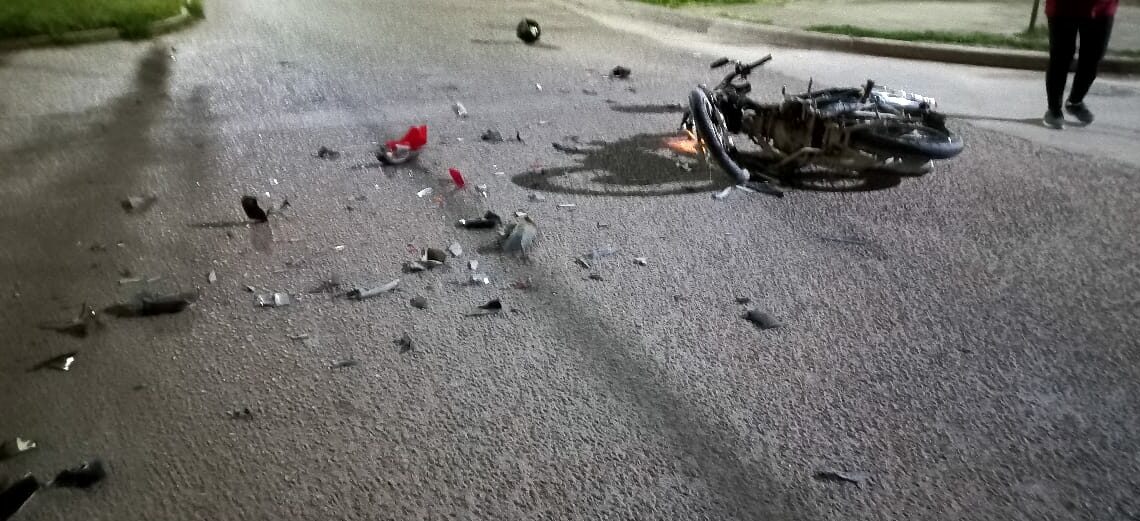 Una moto colisionó con un auto y una persona debió ser trasladada (video y fotos)