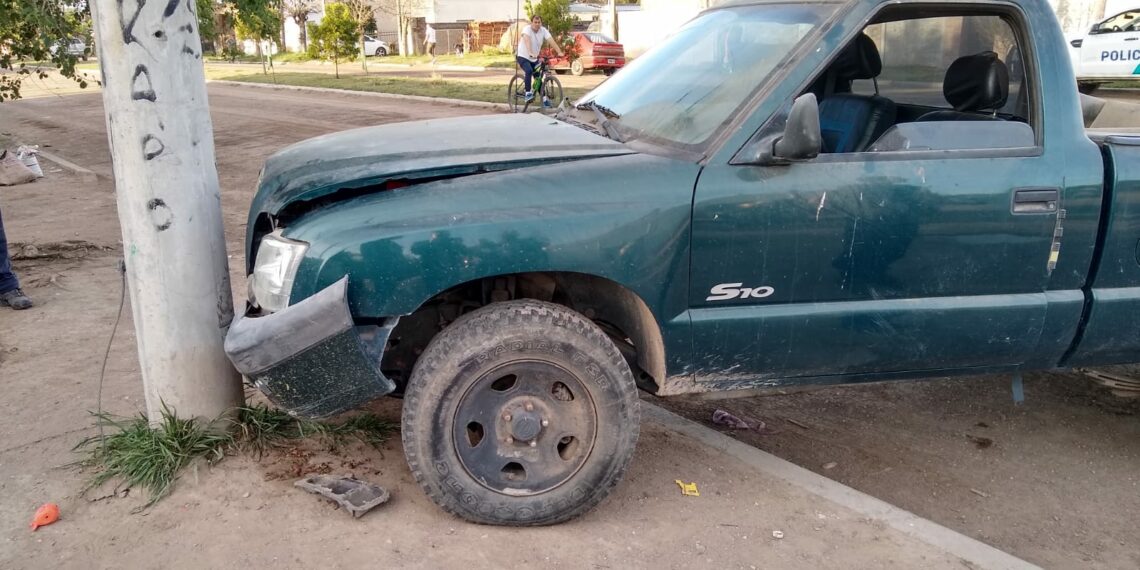 Una camioneta terminó impactando contra una columna (Video)