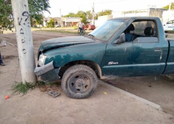 Una camioneta terminó impactando contra una columna (Video)