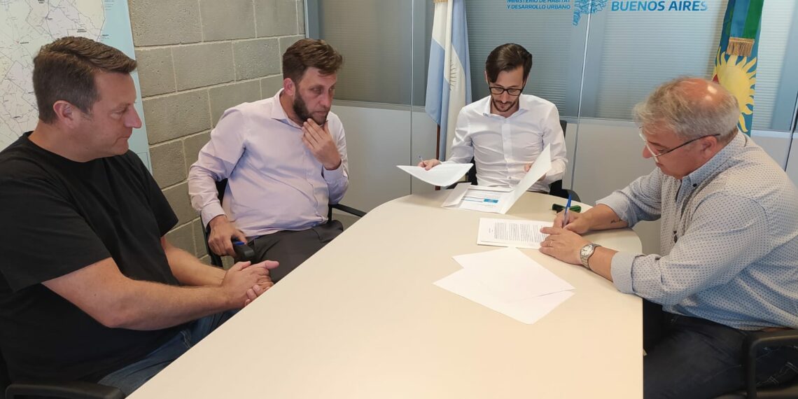Bordoni firmó un convenio para la construcción de 32 viviendas en Tornquist