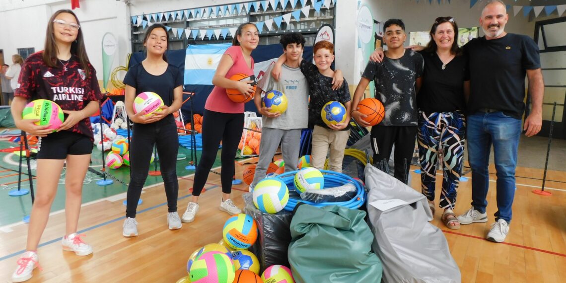 Escuelas secundarias del distrito y el CEF N° 9 recibieron materiales deportivos