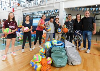 Escuelas secundarias del distrito y el CEF N° 9 recibieron materiales deportivos