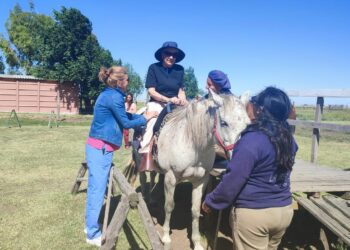 El municipio continúa impulsando jornadas de equinoterapia para abuelos de hogares de Tornquist