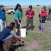 Junto al municipio, alumnas del CNSL plantaron especies nativas en uno de los accesos a Tornquist