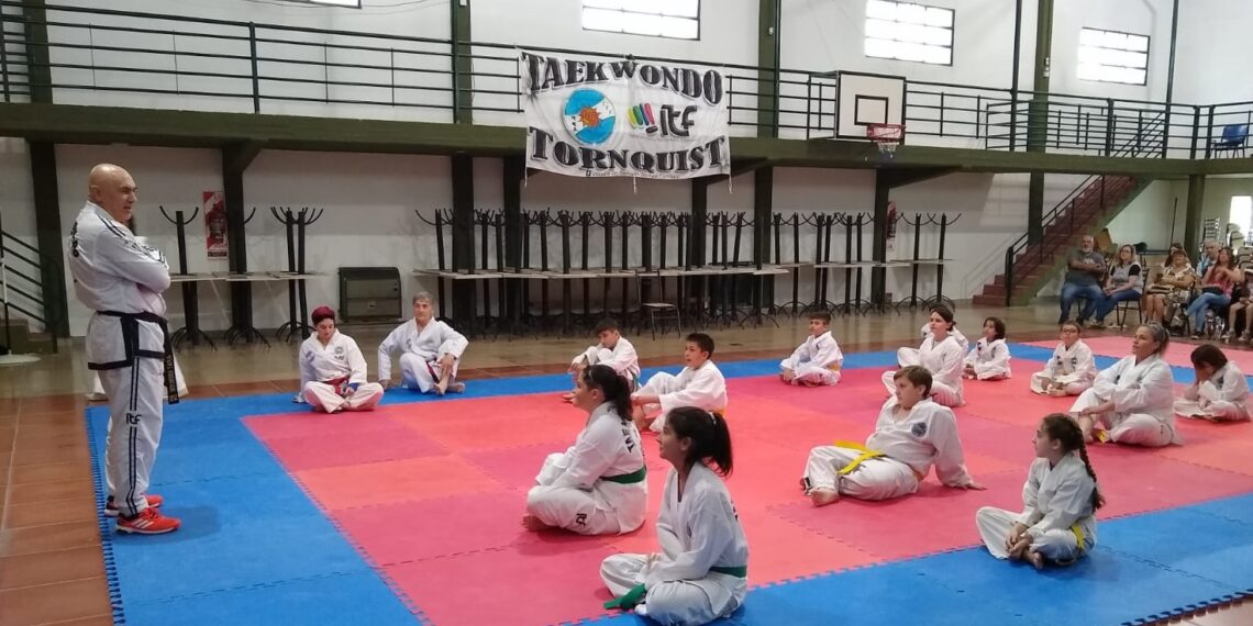 Instructores y alumnos de la Escuela de Taekwon-do “Ricardo Egoburo” rindieron exámen ante Ricardo Rieiro