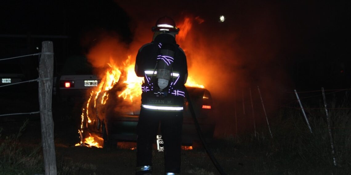 Incendio de vehículo en calle Ruppel al 400 (Video)