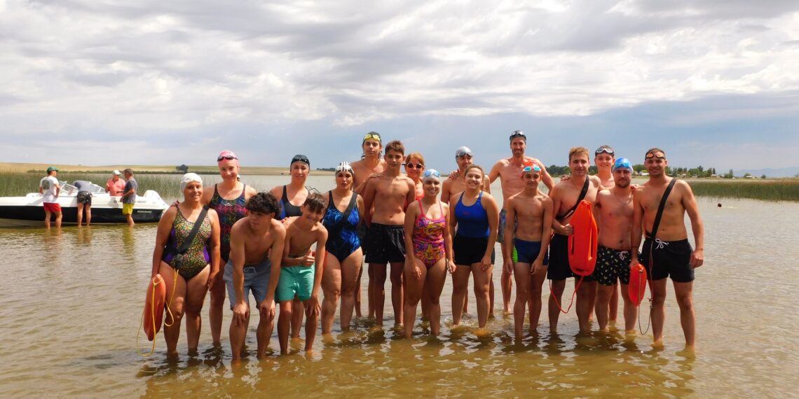 18 nadadores cruzaron de la laguna de Tornquist a la de Saavedra en la inauguración de la temporada