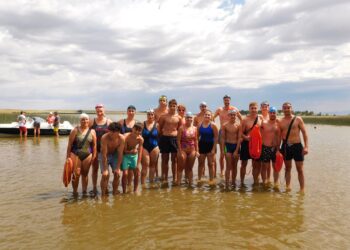 18 nadadores cruzaron de la laguna de Tornquist a la de Saavedra en la inauguración de la temporada