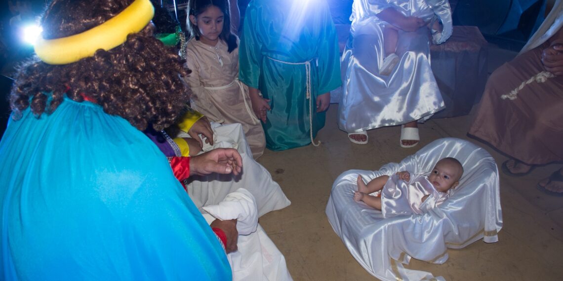Los Reyes Magos llegaron con su magia al Sum del Barrio Sur (fotos y próximamente videos)