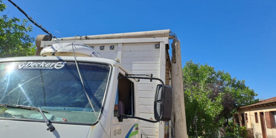 En Martín Fierro al 930 un camión chocó una columna de cemento del tendido eléctrico
