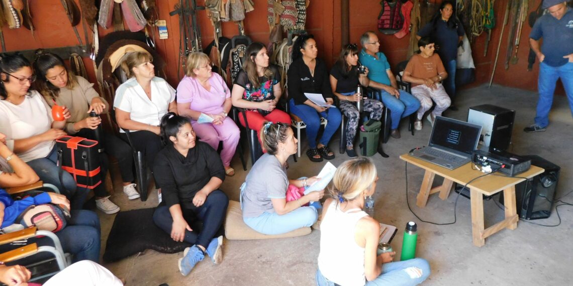 El municipio encabezó un encuentro sobre los beneficios de la equinoterapia en adultos mayores