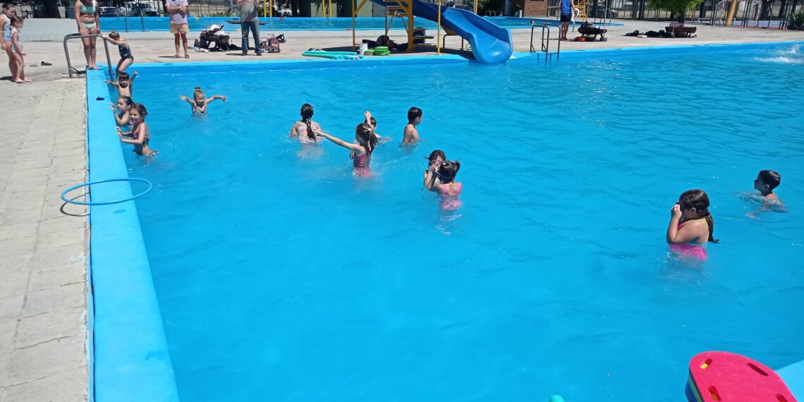 La Escuela de Natación para niños y adultos continuará hasta el 2 de febrero