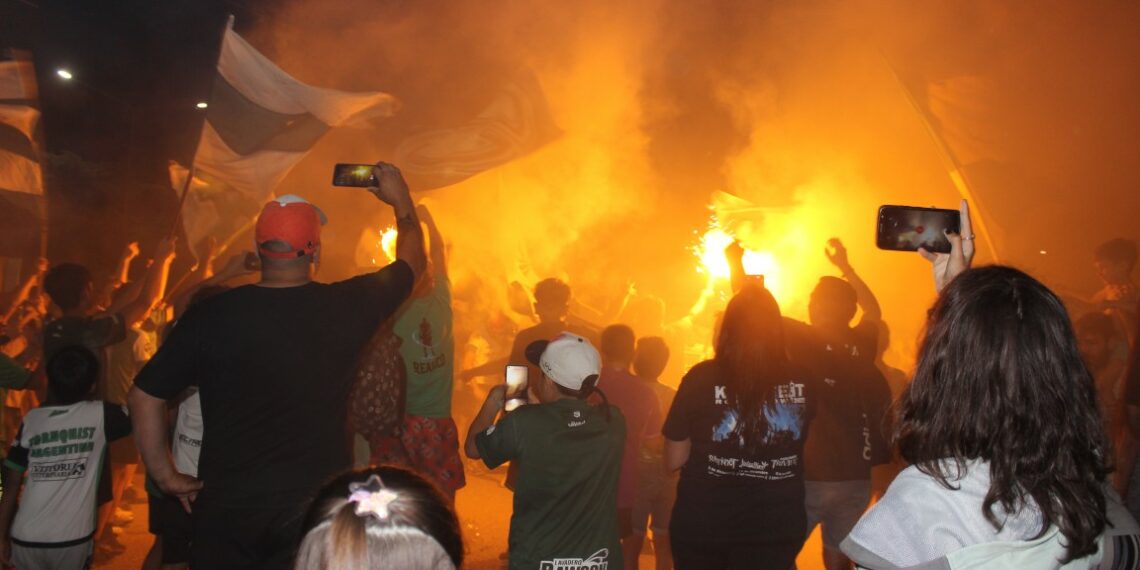 Color y alegría en un concurrido banderazo que reunió al pueblo verde (fotos y próximamente videos)
