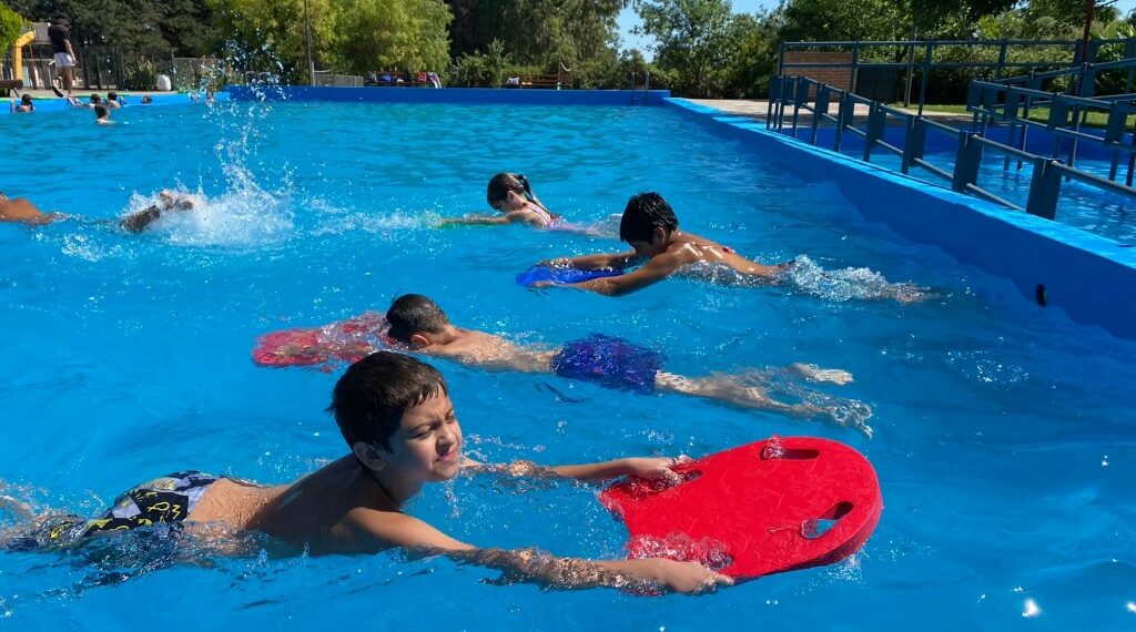 Se puso en marcha este lunes la Escuela Municipal de Natación y el programa Escuelas Abiertas de Verano