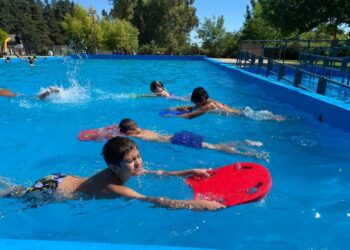 Se puso en marcha este lunes la Escuela Municipal de Natación y el programa Escuelas Abiertas de Verano