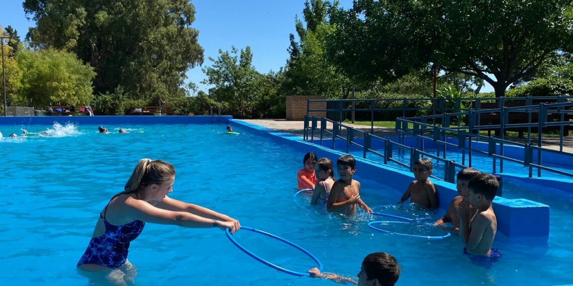 Gran participación de grandes y chicos en la Escuela Municipal de Natación (Video)
