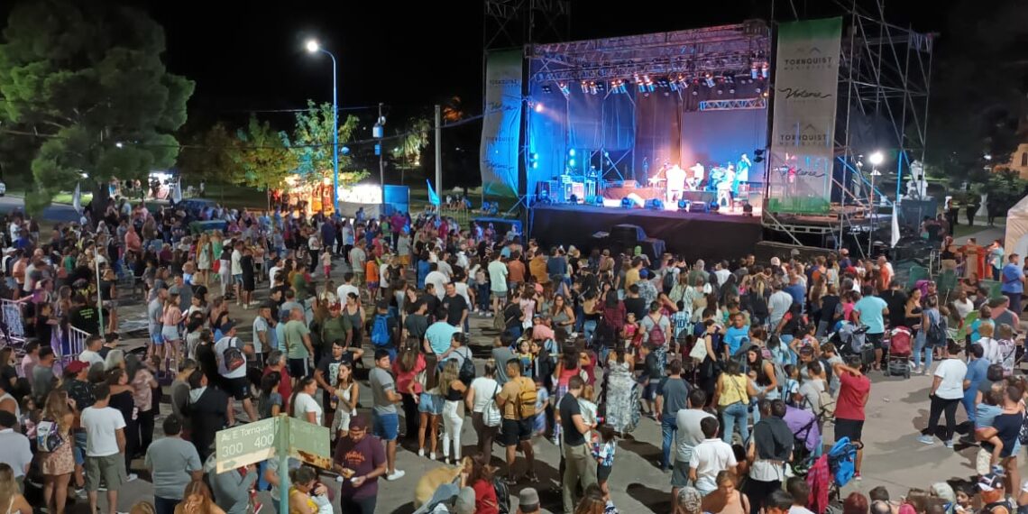 Con mucha creatividad, colorido y buena música se realizan los Carnavales en Tornquist (Videos)