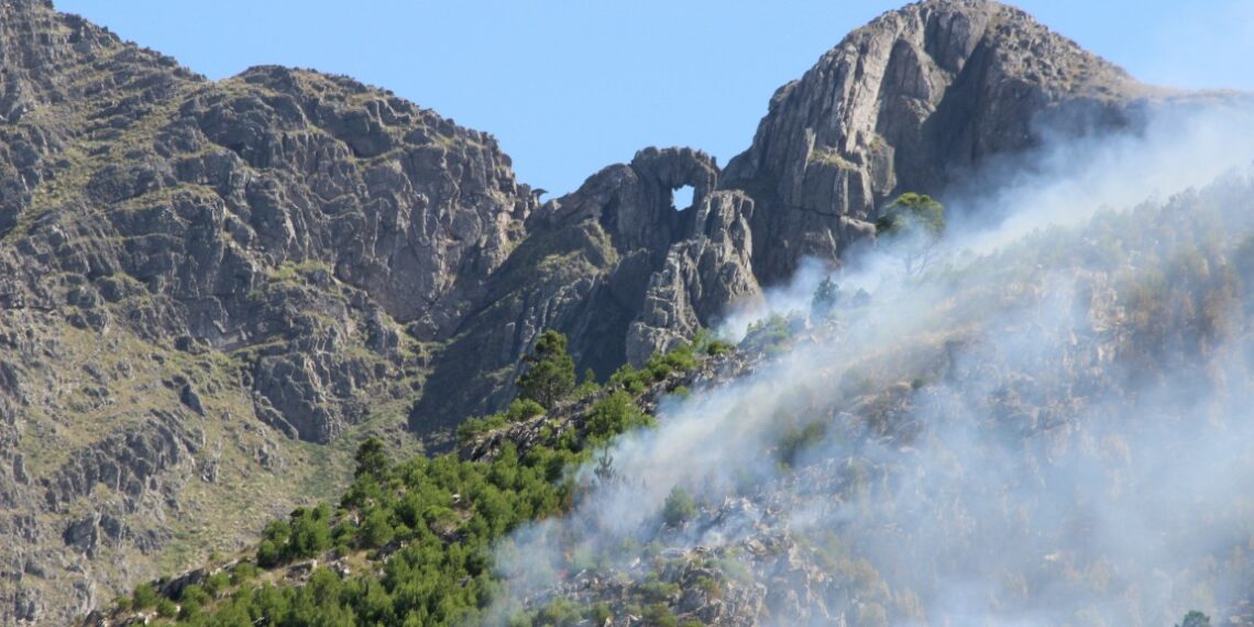 Incendio en las sierras: Estiman que mañana el fuego podría desplazarse a un sector más accesible (Video)