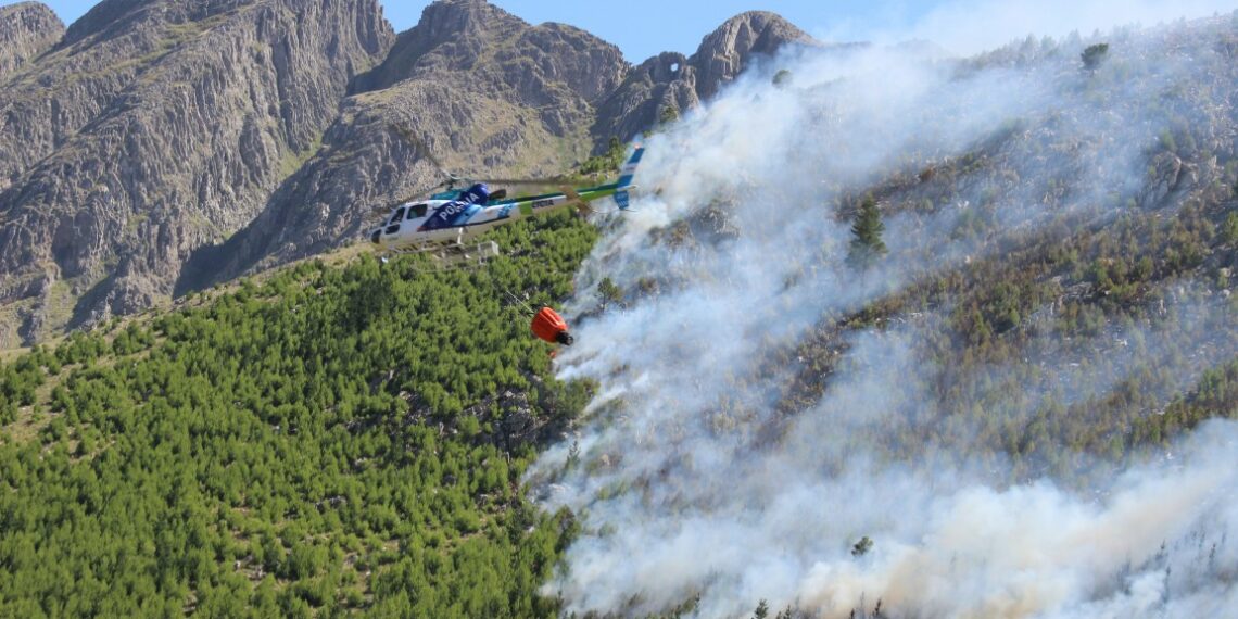 Incendio en las sierras: Estiman que mañana el fuego podría desplazarse a un sector más accesible (Video)