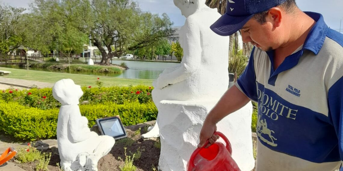 Un vecino donó plantas para la plaza Ernesto Tornquist