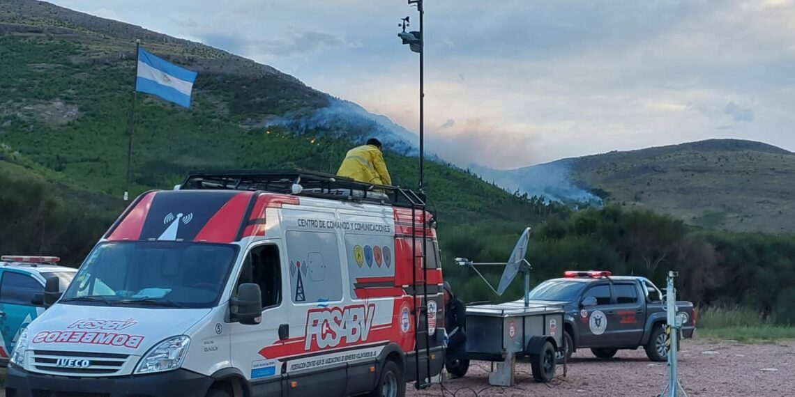Los bomberos voluntarios continúan trabajando en el incendio del sector serrano