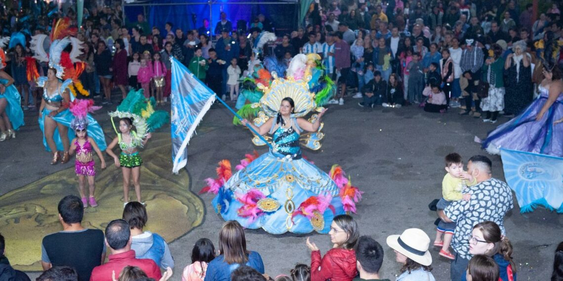 Tornquist cerró los carnavales a puro ritmo