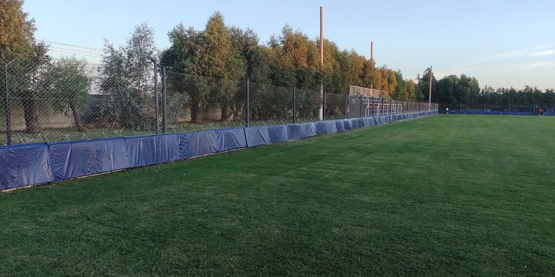 El Club Automoto colocó colchonetas protectoras sobre los paredones de la cancha principal