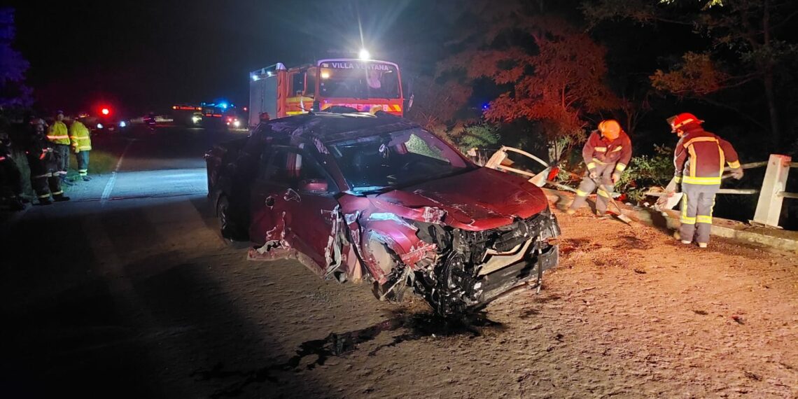 Una camioneta chocó contra un puente y volcó en la ruta 76.