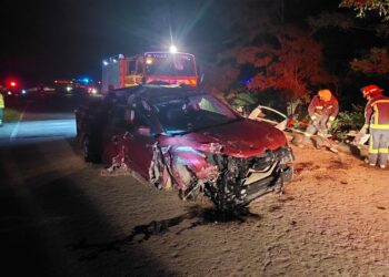 Una camioneta chocó contra un puente y volcó en la ruta 76.