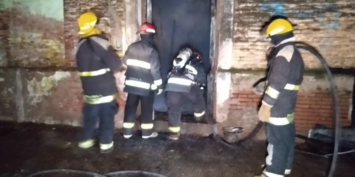 Incendio de estructura en vivienda ubicada entre 12 de Octubre y Avenida Belgrano (Videos)