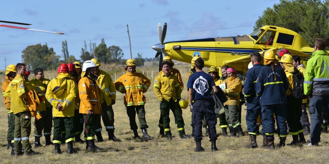 Capacitación para los bomberos voluntarios sobre uso y seguridad de medios aéreos
