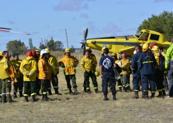 Capacitación para los bomberos voluntarios sobre uso y seguridad de medios aéreos