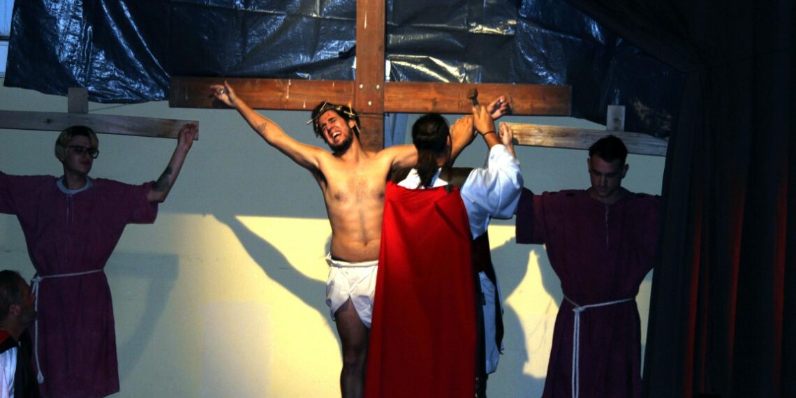 El Via Crucis Viviente en el Teatro Rodolfo Funke (agrega VIDEOS y NOTAS)