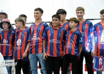 Automoto presentó su nueva indumentaria