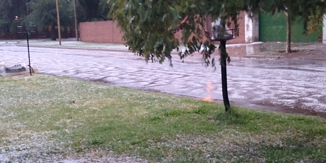 Fuerte lluvia y granizo en Tornquist y alrededores