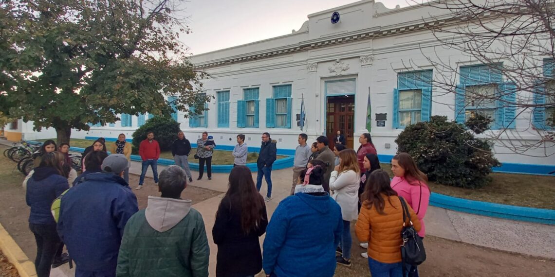 Un grupo de padres solicitó a las autoridades de la Escuela N° 1 apartar del cargo a una profesional cuya pareja tiene una causa con la justicia