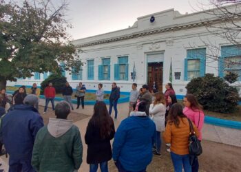 Un grupo de padres solicitó a las autoridades de la Escuela N° 1 apartar del cargo a una profesional cuya pareja tiene una causa con la justicia