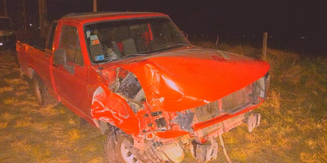 Una camioneta impactó contra un poste de luz en el ingreso a la ciudad