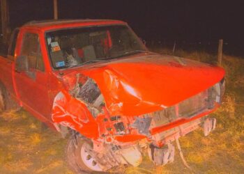 Una camioneta impactó contra un poste de luz en el ingreso a la ciudad