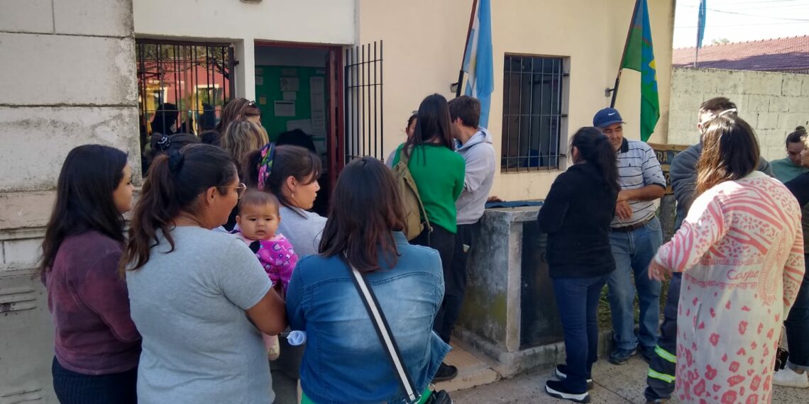 Padres y autoridades de Jefatura Distrital firmaron un acta para apartar del cargo a una profesional (Video)