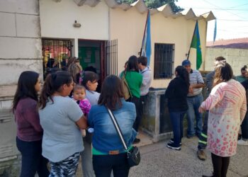 Padres y autoridades de Jefatura Distrital firmaron un acta para apartar del cargo a una profesional (Video)