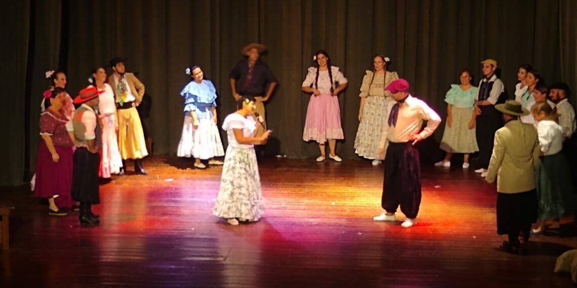 La Escuela Folklórica Municipal festejó sus 36 años de trayectoria en el Teatro Funke (Videos)