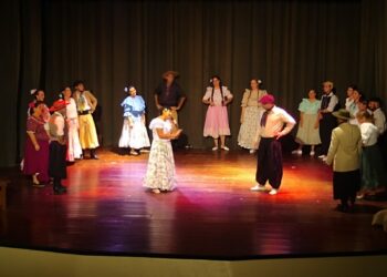 La Escuela Folklórica Municipal festejó sus 36 años de trayectoria en el Teatro Funke (Videos)