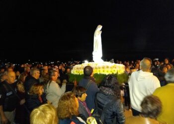 Peregrinación al Santuario de Fátima: Un importante marco de público participó de la procesión de velas (Videos y fotos)